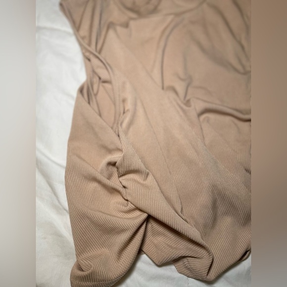 NWT Sleeveless Tan Crop Top With Side Ruching Size L - Picture 5 of 8